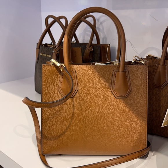 Michael Kors Mercer Medium Pebbled Leather Crossbody Bag - Picture 4 of 16